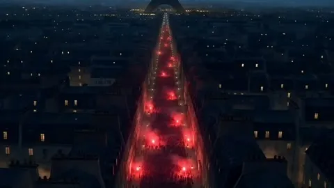 La caméra avance au-dessus de l'avenue rouge