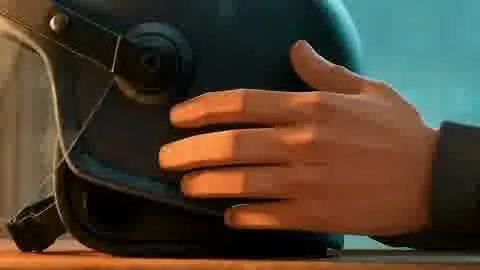 Une main posée sur le casque
